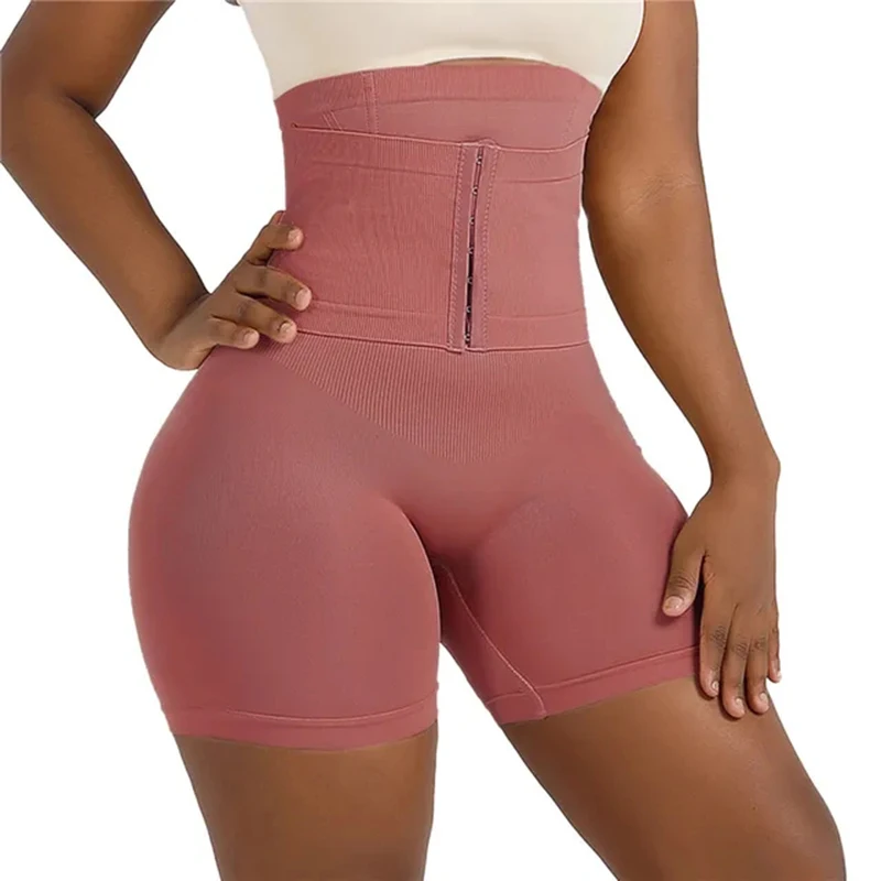 Short taille haute gainant pour femme avec effet lifting fessier